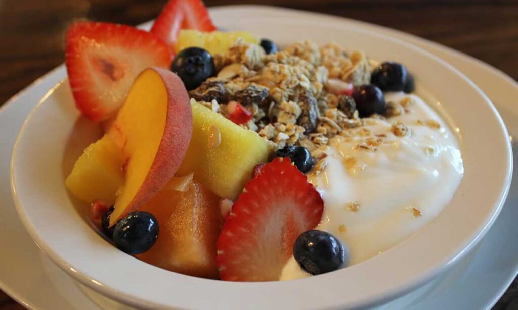 granola with yogart and fresh fruits